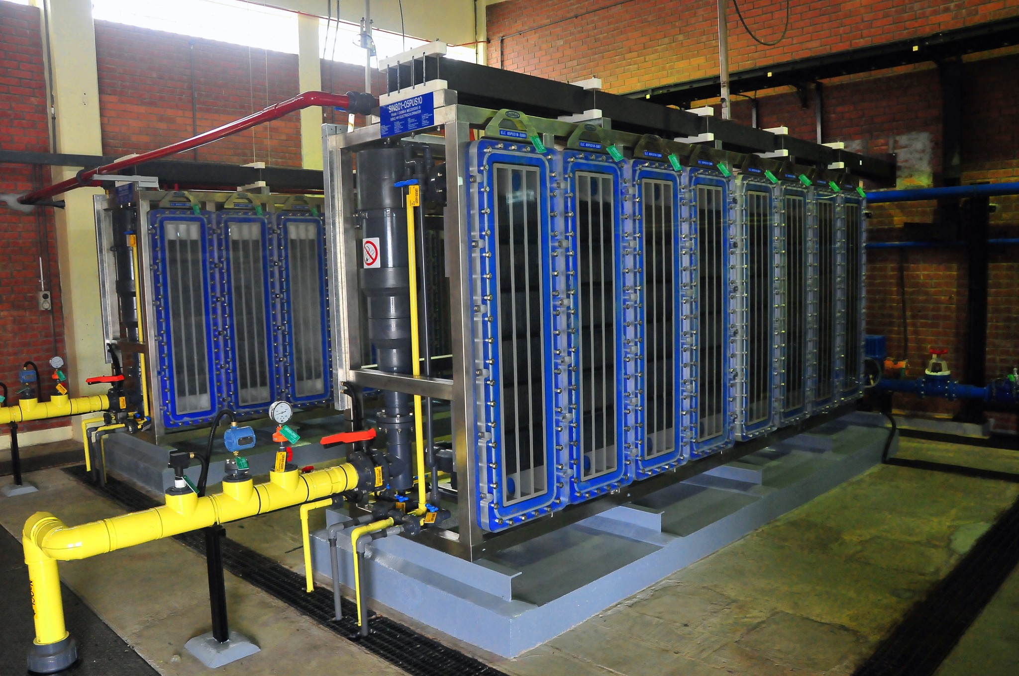 Bank of electrochlorination cells